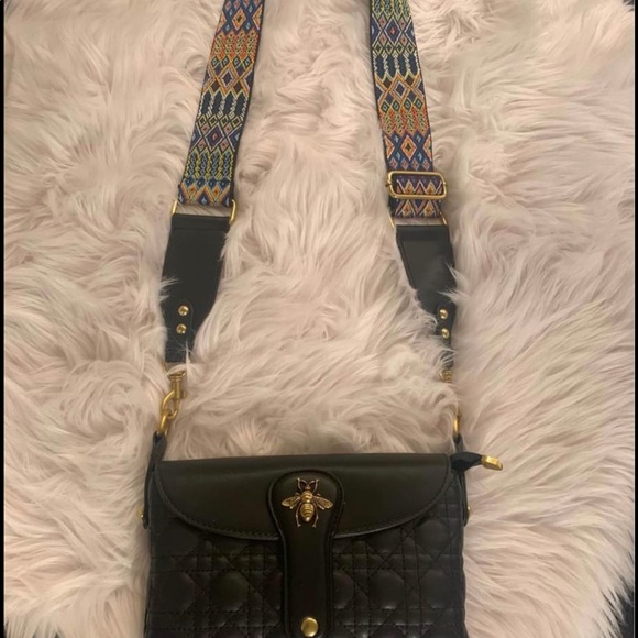 Black crossbody purse with detachable strap - Picture 2 of 5